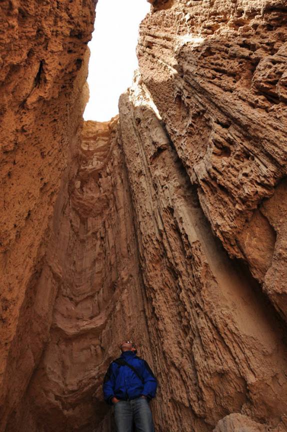 Dentro de uma das colunas de pedra no Red Rock Canyon State Park, perto de Mojave, na Califórinia - EUA